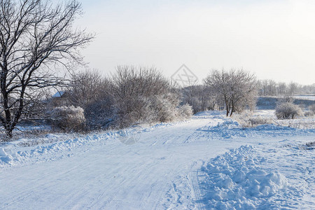 下雪之后的雪路图片