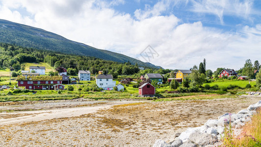 挪威MoreogRomsdal县Tingvollfjorden沿线风景如画的小渔村E背景图片
