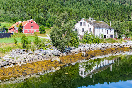 挪威MoreogRomsdal县Tingvollfjorden沿线风景如画的小渔村E背景图片