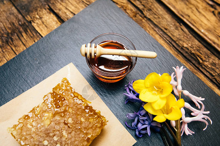 玻璃罐或碗中的健康天然有机和甜蜂蜜图片