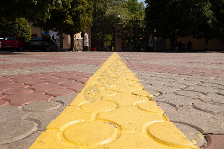 铺路石上的黄线标记固线图片