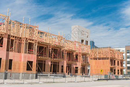 带大露台的高档公寓楼正在竣工建筑附近建设中美国德克萨斯州北达拉斯街道附近带电梯井的多层公寓图片