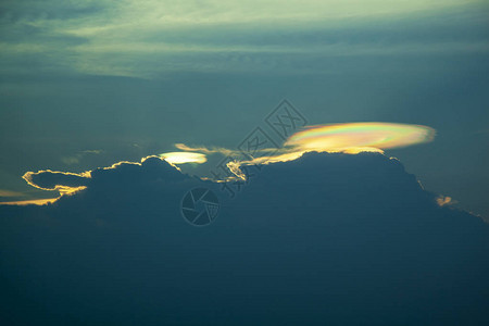 日光在云层遥远的后背积聚物和近地平线的羽云中产生图片