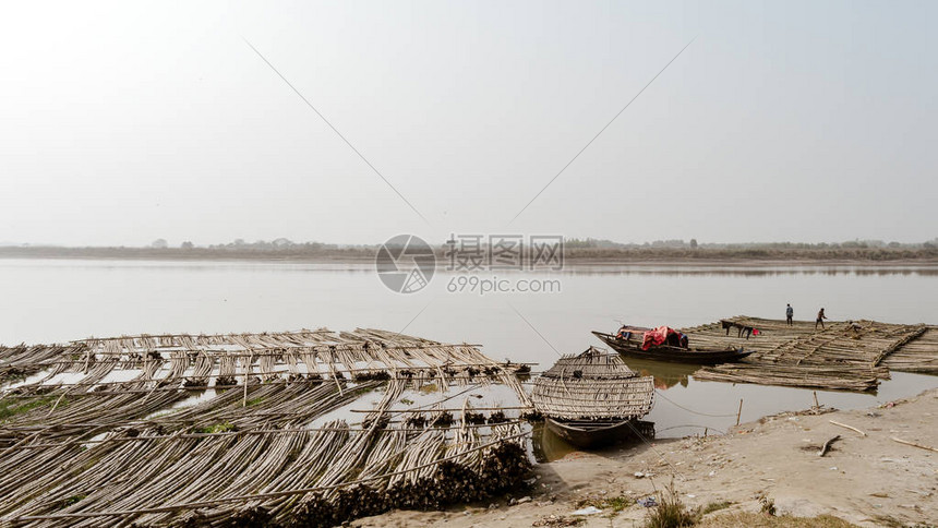 西孟加拉邦2018年10月日落时的胡格利河侧视图BhagirathiChurni和Jalangi是河流的当地名称印度图片