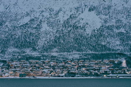 挪威Tromso郊区的住宅山坡房屋图片