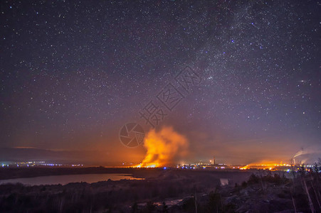 以星空和银河为背景在城市附近图片