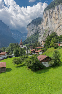 在瑞士山区进行美丽的探索之旅Lauterbrun图片