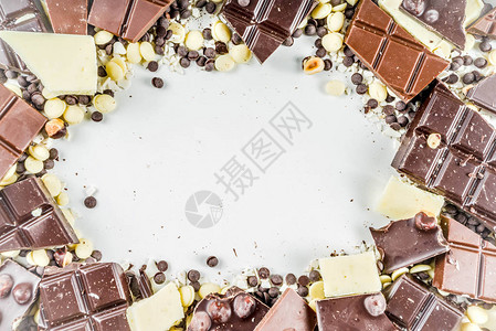 碎黑巧克力牛奶巧克力和白巧克力图片