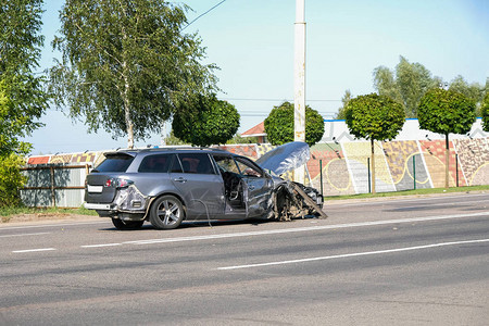 乌克兰路上的一辆破背景图片