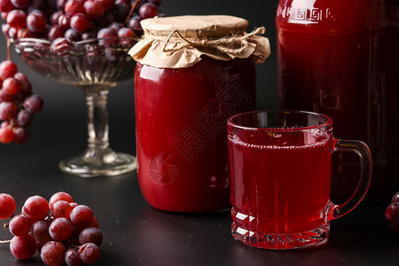 玻璃和罐头中的葡萄汁图片