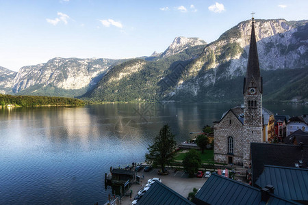 哈尔施塔特村福音派新教区堂和从该地区的观景点之一观看的湖泊奥地利著图片