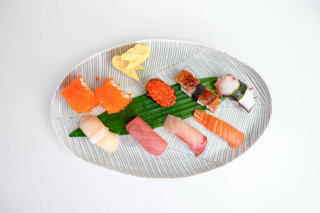 白色盘子上多种日本菜尼吉里图片