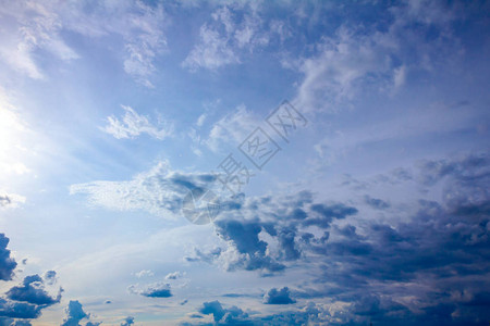 太阳的光芒冲破暴风云积云景图片
