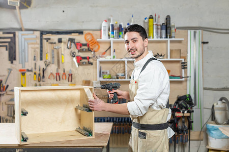家具厂小型公司和人的概念年轻工人在一家生产家图片