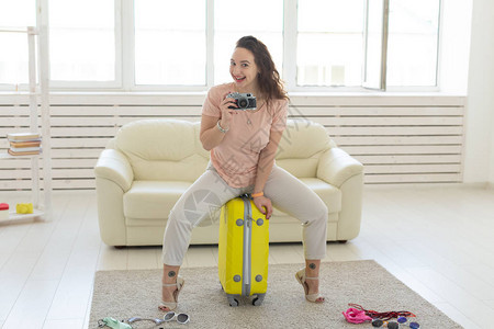 旅行旅行和度假概念带黄色手提箱的女人在等出租车图片