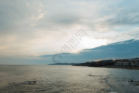 日落时有悬崖的平静蓝色大海西班牙马拉加市附近令人惊叹的海景假图片
