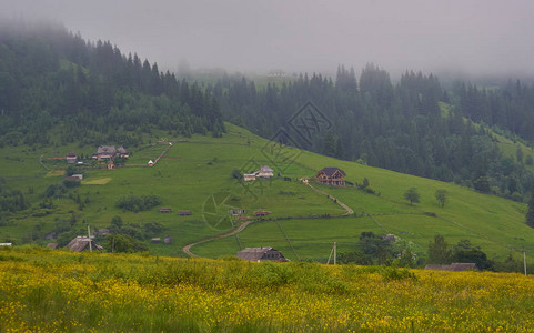 雾中的山景山里的房子荒野上的古老鬼屋荒地中间的木屋风景秀背景图片