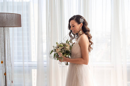 美丽的新娘穿着婚纱的婚礼鲜花束新娘在酒店的婚图片