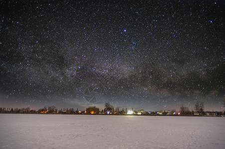 星空和银河背景的夜城图片