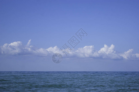 蓝色平静的海面上的白云自然图片