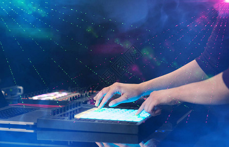中间控制器手将音乐与派对俱乐部的颜背景图片