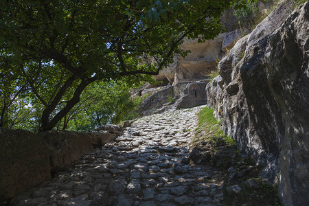 山城毛血旺通往山城风景的石路背景