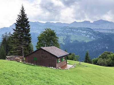 Oberseetal高山谷和Glarnerland旅游区的传统建筑和农舍图片