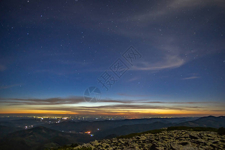 喀尔巴阡山脉黎明前的星空图片
