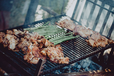 街头美食节厨师在烤架上烤鸡图片