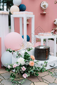 时尚浪漫的细节和带有气球鲜花的婚礼装饰图片