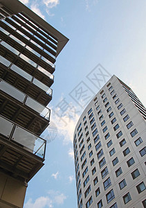 Clarence住着一座218英尺高的现代公寓零售楼和邻近公寓图片