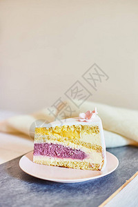 一块甜美的蛋糕放在盘子上图片