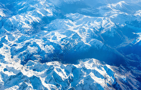 蓝色高山的空中飞机图上面覆有白雪可图片