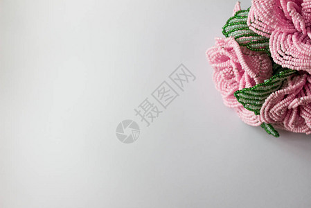 上角灰色背景上的粉红色串珠花从灰色背图片