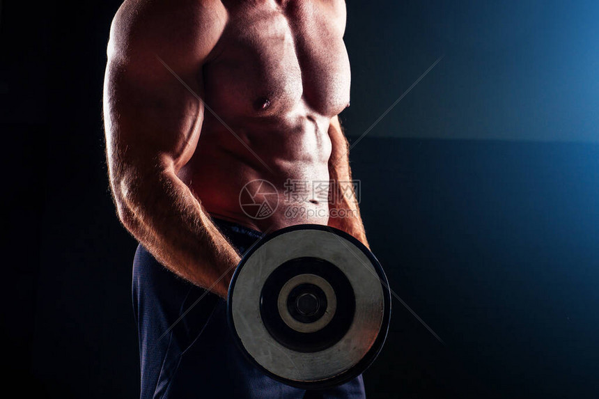 肌肉健美男健身模型完美肌肉六块腹肌和裸露胸部与哑铃感男人一起锻炼图片