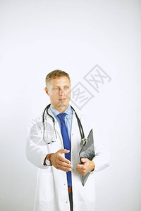 穿白大衣的年轻医生带着听诊器图片
