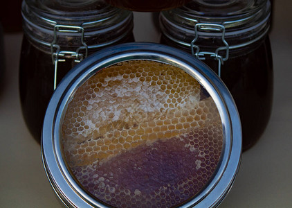 蜂蜜和梳子蜂蜜装在图片