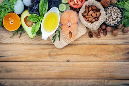 生酮低碳水化合物饮食概念白色背景上健康食品选择的成分不饱和脂肪和纤维的均衡健康食品成分对心图片