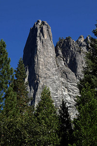 优胜美地公园的花岗岩尖顶图片