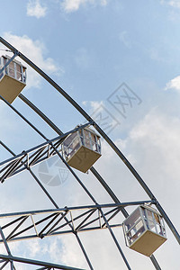 摩天轮游乐园天空背景上的摩天轮亭图片
