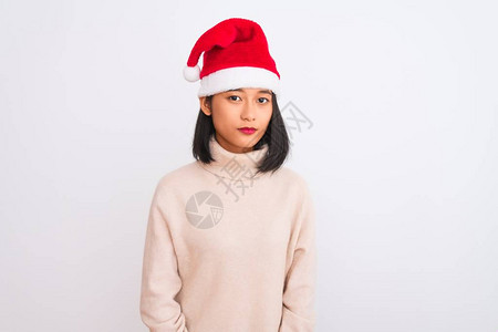 年轻美丽的女人戴着圣诞老人帽子图片素材