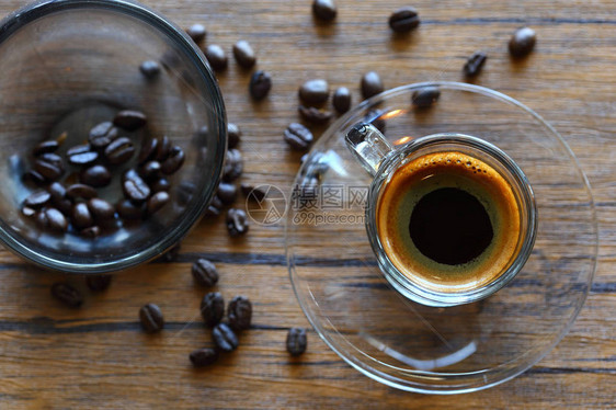 火辣的黑咖啡和咖啡豆图片