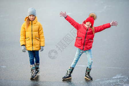 可爱的小女孩在户外冰场滑图片