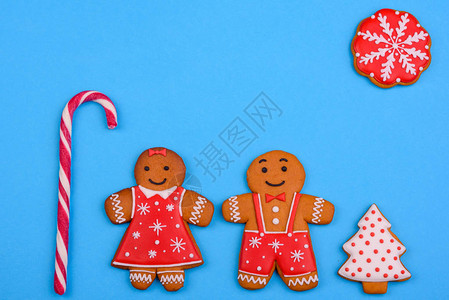 圣诞自制的姜饼干彩色背景明亮新图片