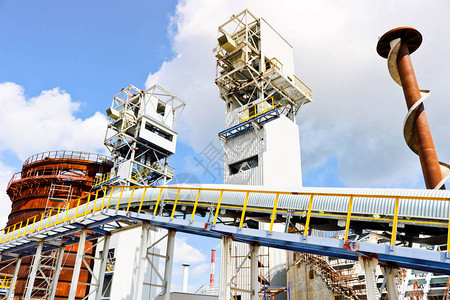 金属铁结构带输送机的工业生产矿石开采钻头管道栏杆和炼油石化厂图片