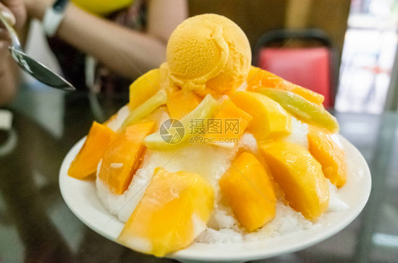 吃芒果用多彩的甜点吃冰面有图片
