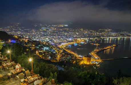 夜晚城市土耳其艾伦亚夜晚城图片