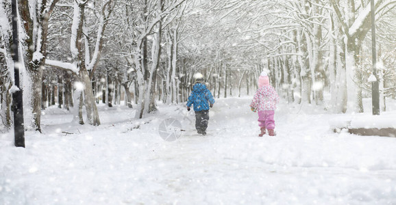 雪下的冬季公园城市公园的暴风雪在雪覆盖下与全家人一图片