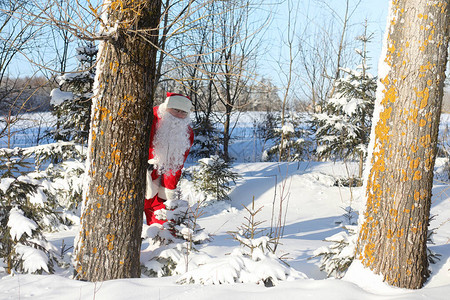 双11来了圣诞老人带着外面的礼物来了穿着红色西装留着胡子戴着眼镜的圣诞老人正沿着通往圣诞节的路走圣诞老人给孩背景