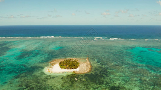 从上面的珊瑚礁环的一个小岛上的沙滩图片